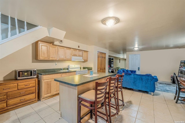 kitchen with white electric stove, light tile patterned floors, light brown cabinetry, a kitchen island, and a breakfast bar area