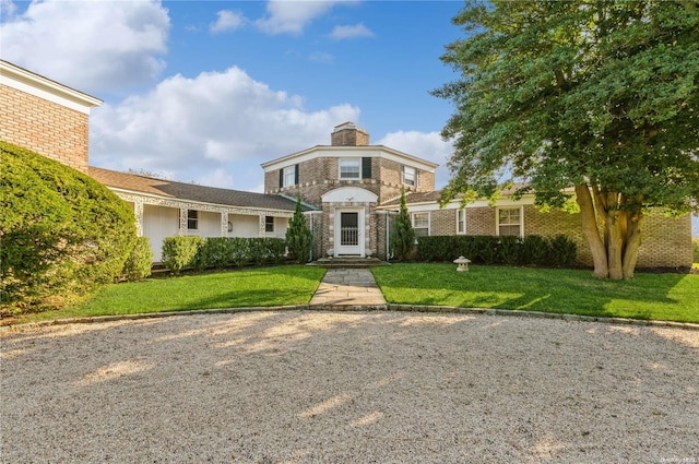 view of front of property featuring a front yard