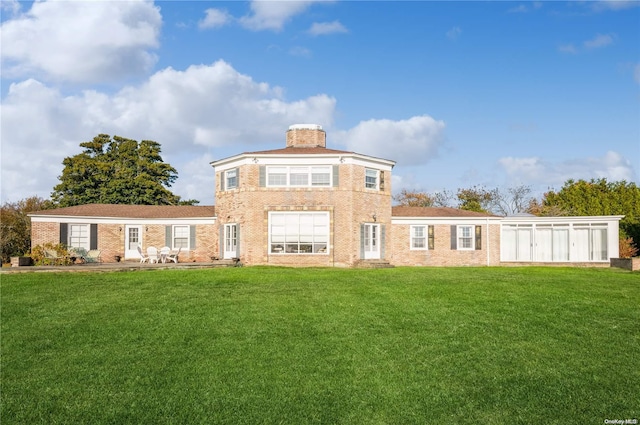 view of front of property with a front lawn