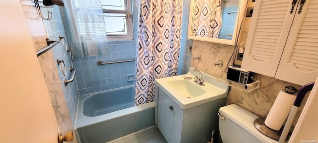 full bathroom featuring shower / tub combo with curtain, vanity, and toilet