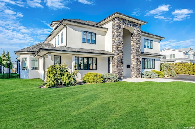 view of front of property featuring a front lawn