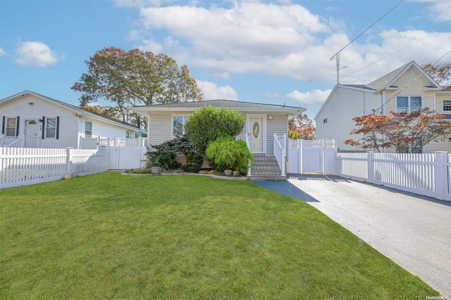 bungalow-style house featuring a front lawn