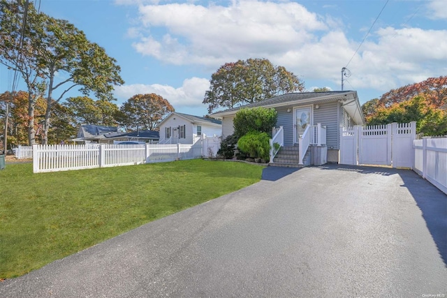 view of front of property featuring a front yard