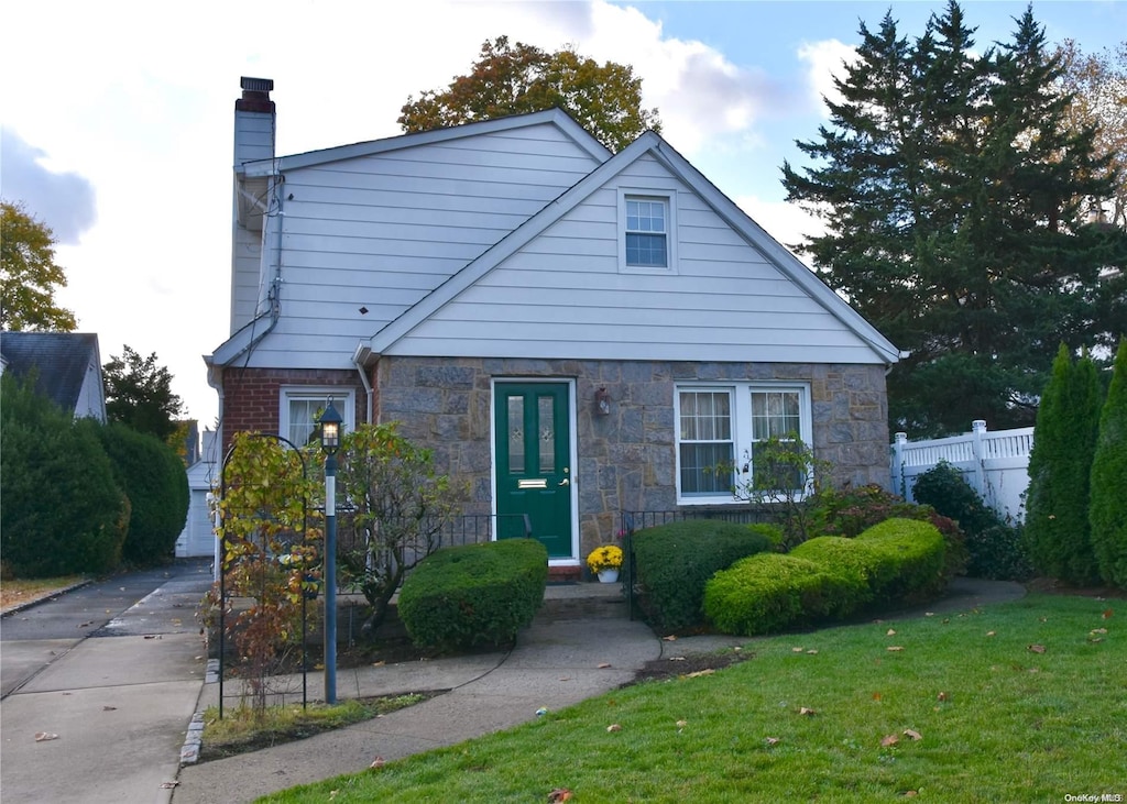 view of front of home featuring a front lawn