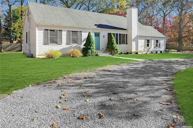 view of front of property featuring a front yard