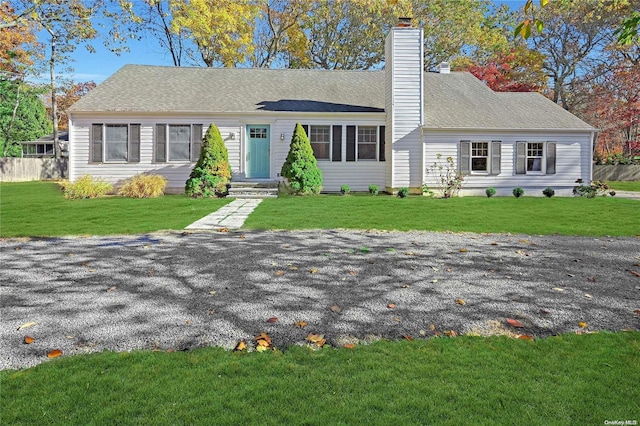 view of front of property featuring a front lawn