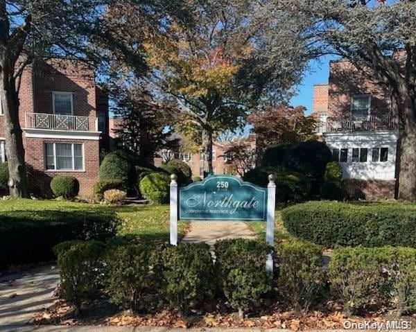 community sign featuring a lawn