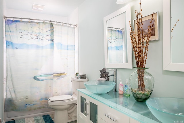 full bathroom featuring shower / tub combo with curtain, vanity, and toilet