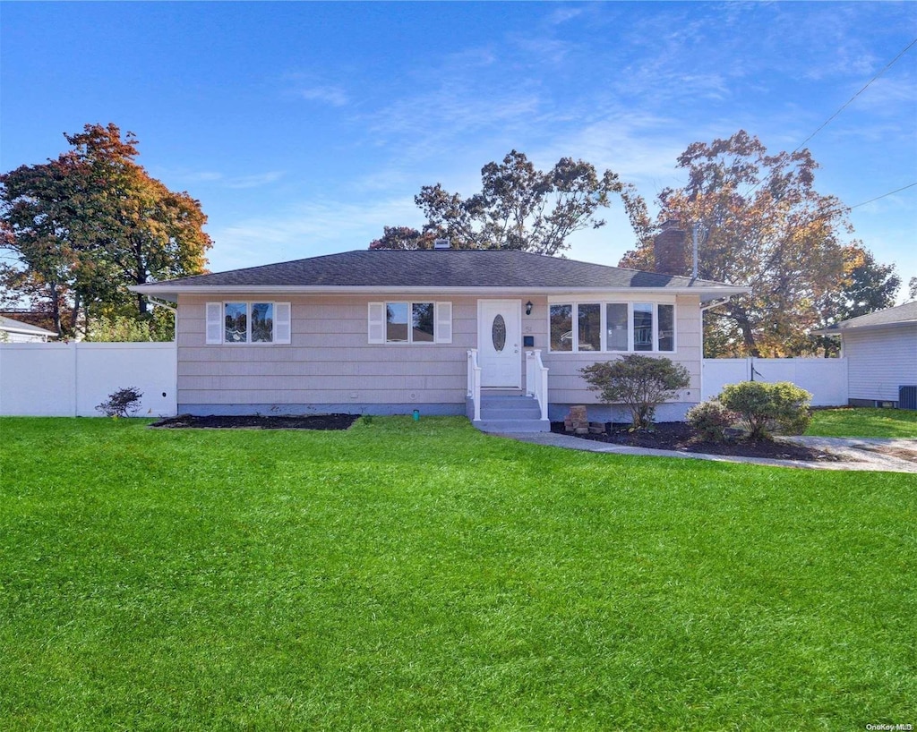 ranch-style house featuring a front yard