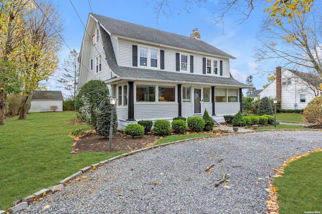 view of front facade featuring a front yard