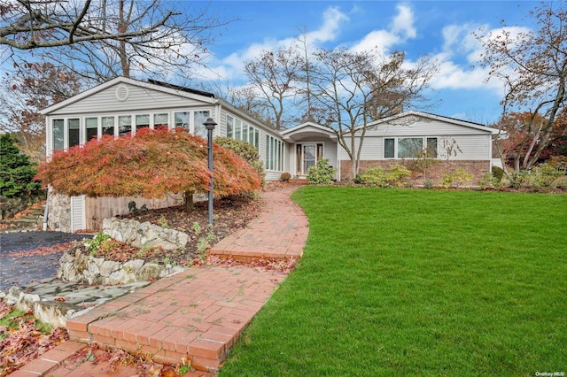 view of front of house featuring a front lawn