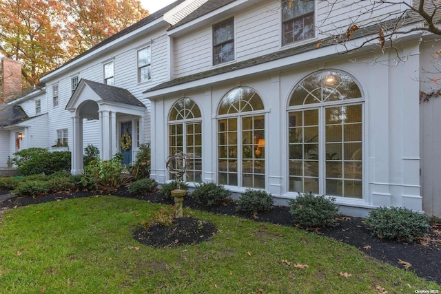 exterior space featuring a front yard