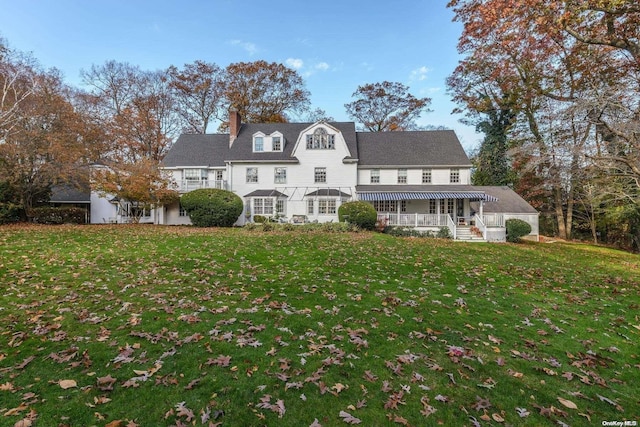 view of front of property featuring a front lawn and covered porch