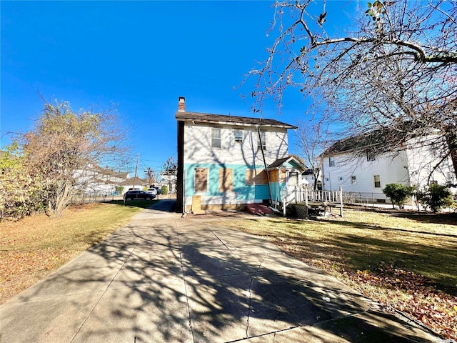 view of front facade with a front yard