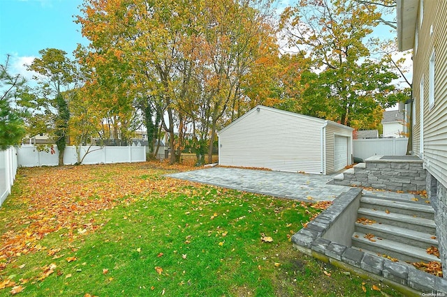 view of yard featuring a garage and an outdoor structure