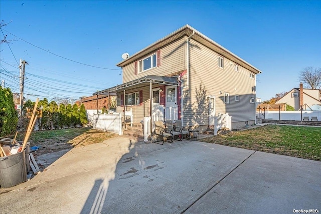 view of front of house with a front lawn