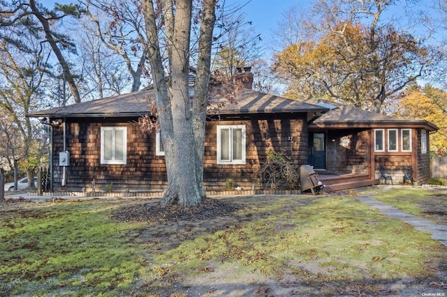 view of front of home with a front lawn