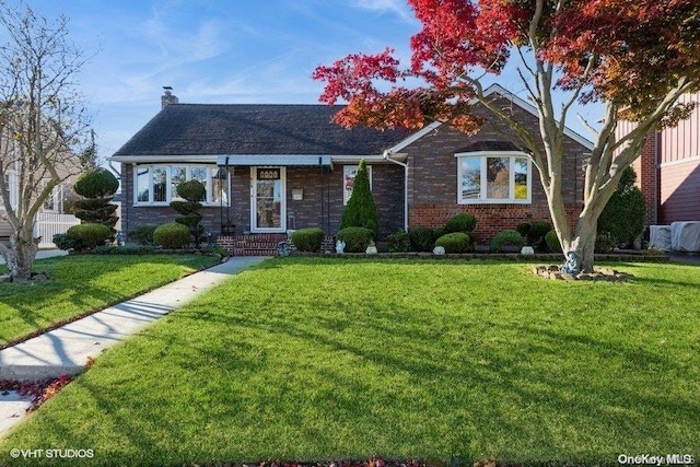 view of front of house featuring a front lawn