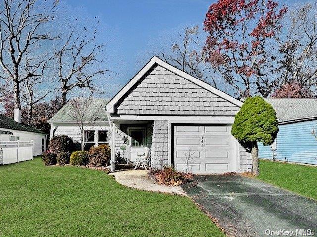 view of front facade featuring a garage and a front yard