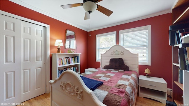 bedroom with a closet, ceiling fan, light hardwood / wood-style flooring, and ornamental molding