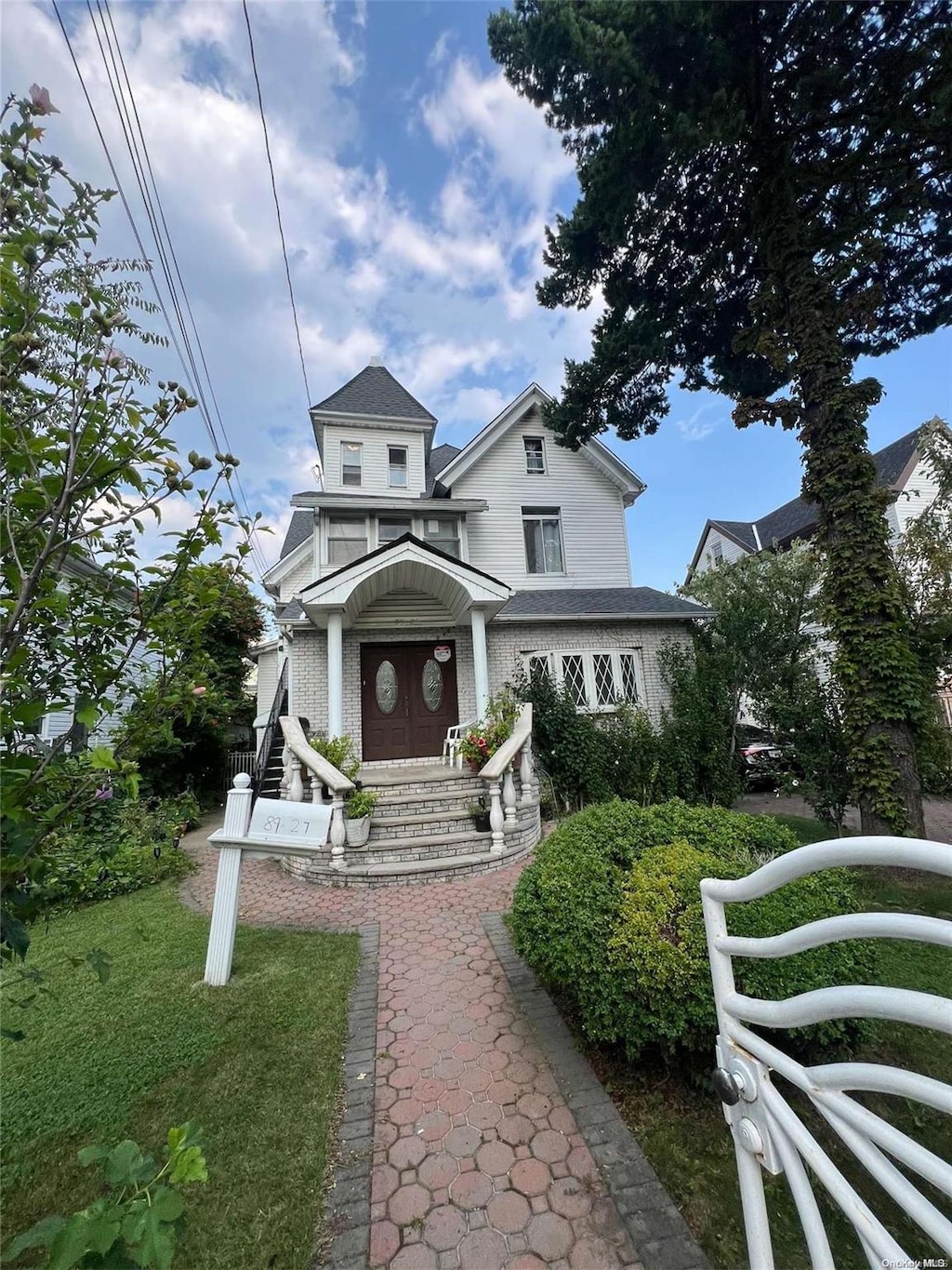 view of front facade featuring a front yard