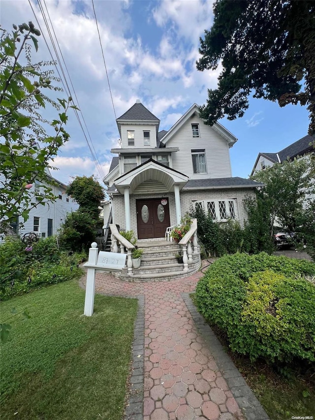 view of front of property featuring a front yard