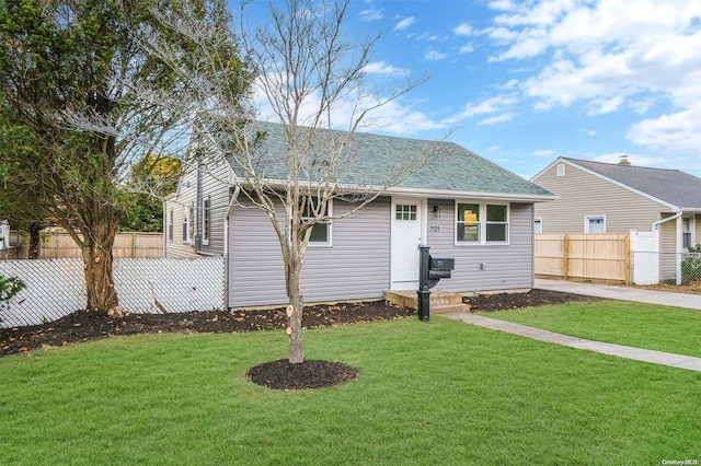 view of front of house featuring a front lawn