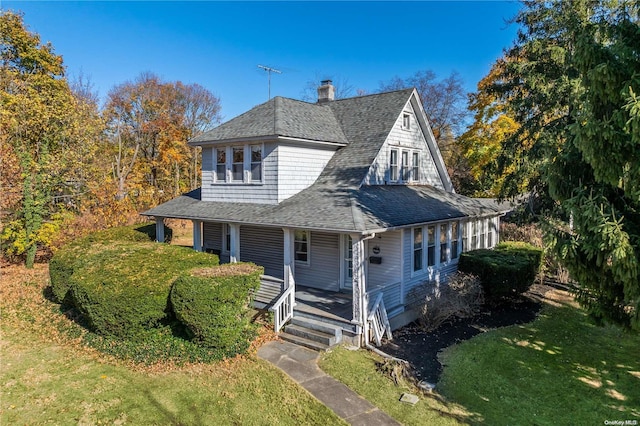 view of front of home featuring a front lawn