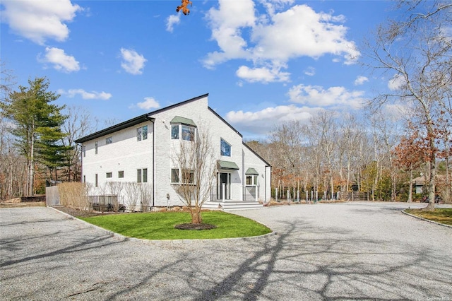 view of front of house featuring a front lawn