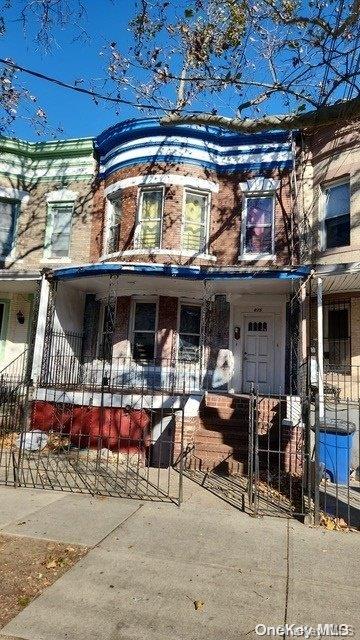 townhome / multi-family property featuring a porch