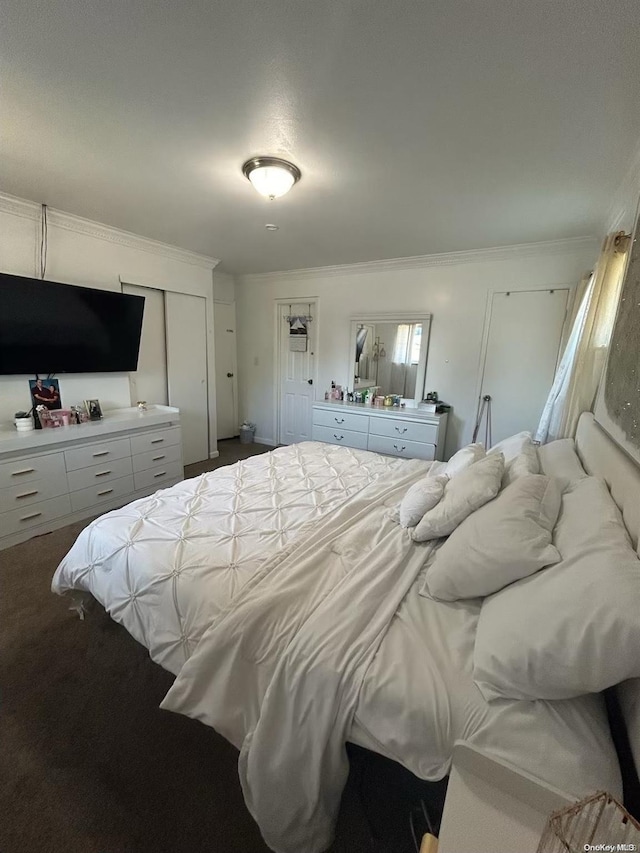 bedroom featuring carpet flooring and crown molding