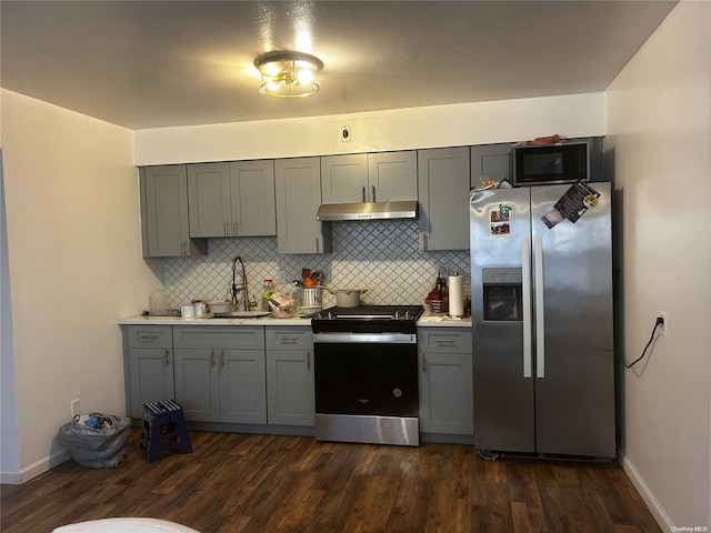 kitchen with stainless steel appliances, dark hardwood / wood-style floors, gray cabinetry, and sink