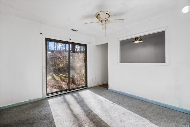 unfurnished room with carpet flooring and ceiling fan