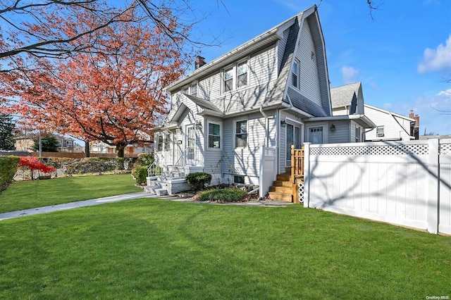 view of front facade featuring a front yard