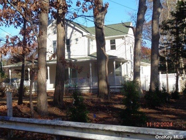 view of front of property featuring covered porch