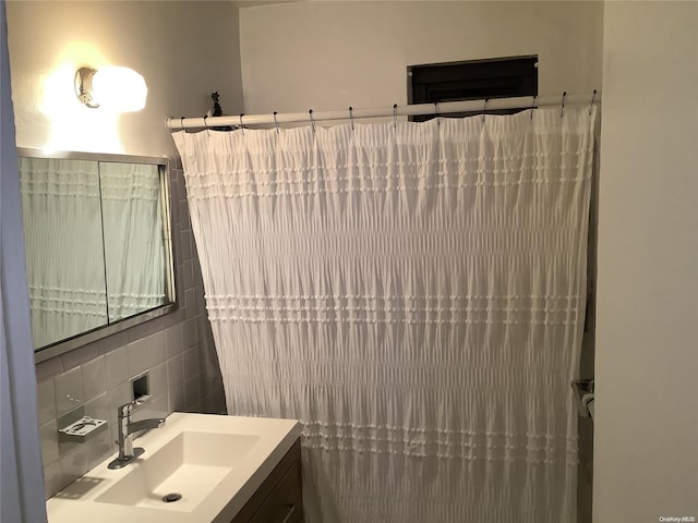 bathroom featuring decorative backsplash and vanity