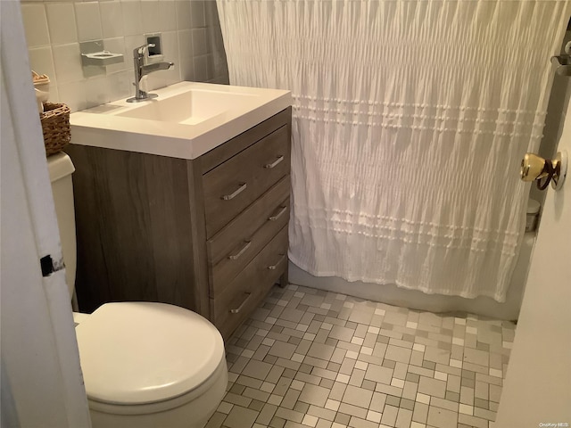 full bathroom with vanity, backsplash, tile patterned flooring, toilet, and shower / bathtub combination with curtain