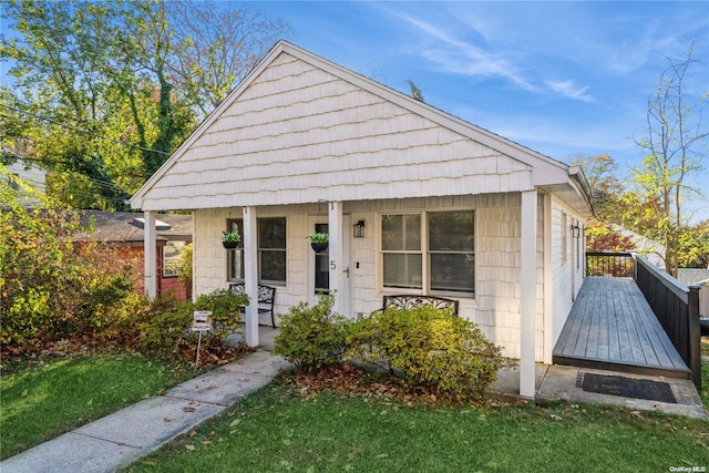 bungalow-style house featuring a front lawn