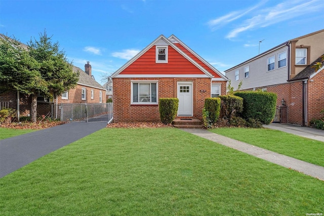 bungalow featuring a front lawn