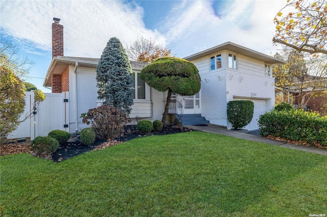 view of front of property featuring a front lawn and a garage