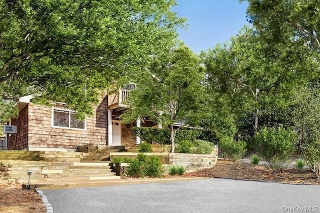 view of front of property with a balcony