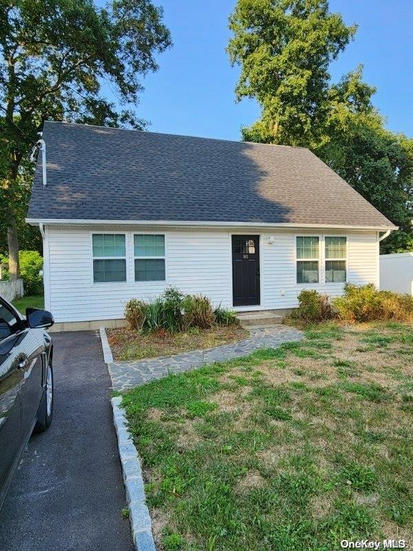 view of front facade with a front yard