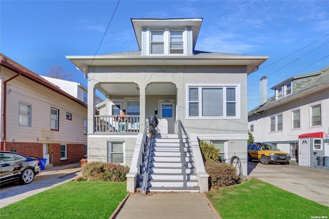 view of front of home featuring a front yard