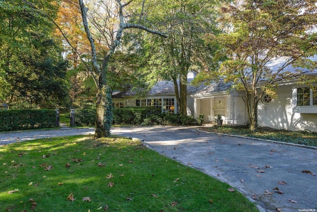 view of front of home featuring a front lawn