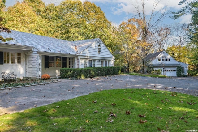 view of front of home featuring a front lawn and a garage