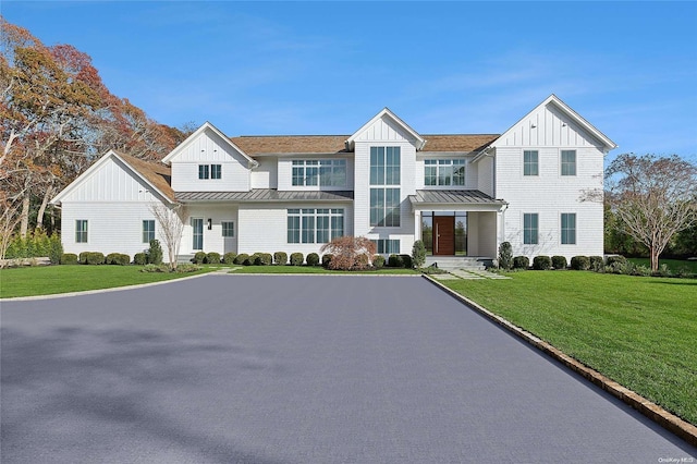 view of front facade with a front lawn