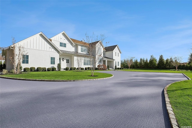 view of front of property featuring a front yard