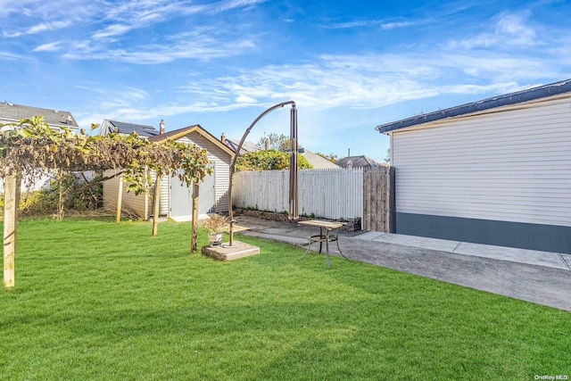 view of yard with a shed