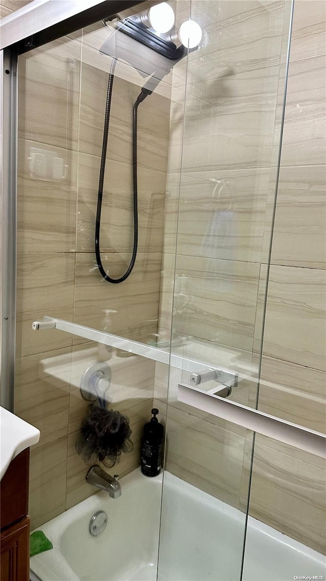 bathroom with vanity and tiled shower / bath