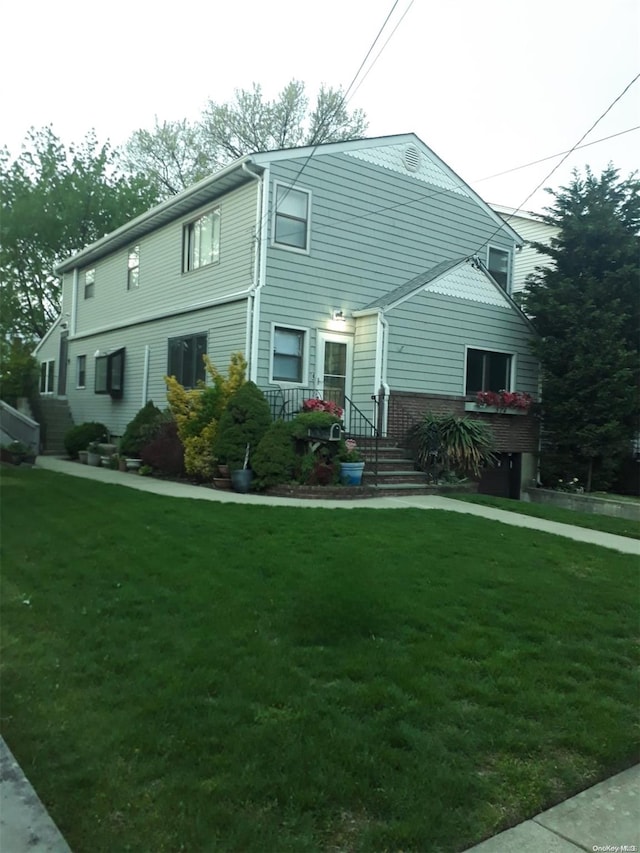 view of front of property featuring a front yard